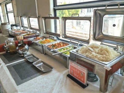 绿皮车变身美食专列，25元自助餐让网友直呼性价比之王！