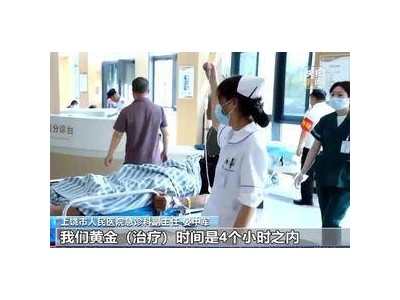 户外探险遇五步蛇，男子好奇伸手竟遭毒液喷眼！