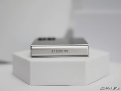 三星新款折叠屏Galaxy Z Flip FE，发布月余直降1500元，性价比凸显