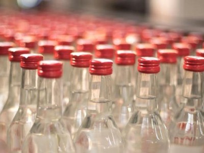 顺鑫农业上半年营收下滑近两成，牛栏山光瓶酒面临市场激战