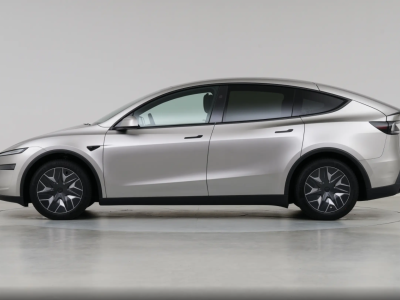 特斯拉Model Y L加长版上市，近5米车长，实测第三排空间表现如何？
