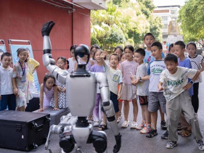 永州公益托管班：科技展魅力，孩子们与机器人共舞梦想