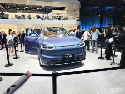 全新问界M7首秀成都车展：外观内饰全面升级，科技感十足