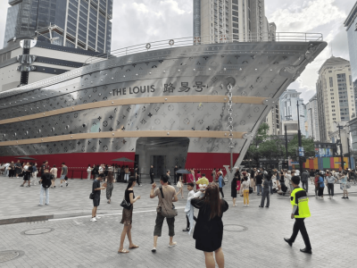 上海首发经济：国际品牌与本土文化共舞，打造消费新地标