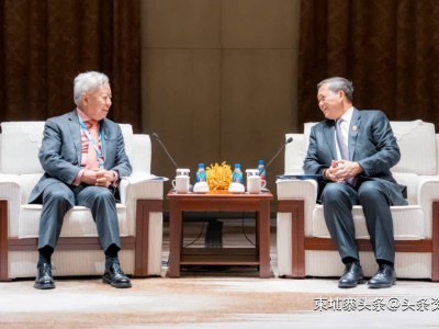洪玛奈首相天津峰会期间会见亚投行行长金立群，共商发展大计