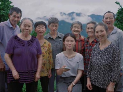 山村新风尚：李春花教老网购，拼多多助力晚年生活焕新颜