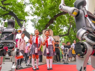 科技与传统的碰撞：智能机器人与北京中小学生共庆开学典礼