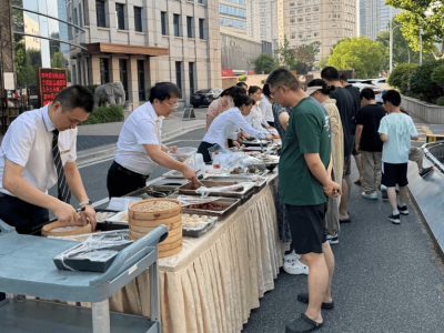 米其林星光黯淡，高端餐饮神话败给人间烟火气？