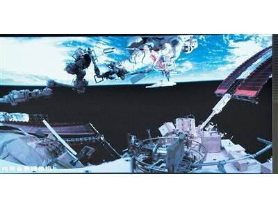{“飞天战衣”守护太空征程：从延寿突破到登月新篇的科技跨越