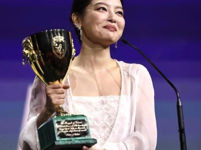 辛芷蕾斩获威尼斯影后，VOGUE封面C位安排引争议，时尚圈该看重流量还是实力？