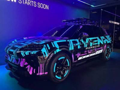 2025慕尼黑车展：保时捷纯电Cayenne伪装车登场，展示无线快充新科技