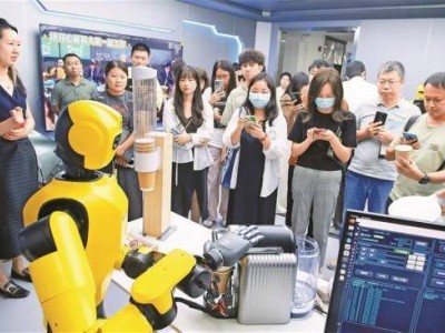 深圳南山“牵线搭桥”：机器人与商圈“双向奔赴”，解锁智能服务新场景