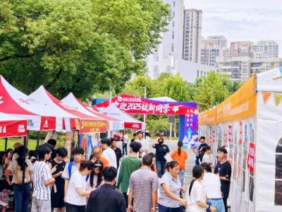 武汉工程科技学院迎新季“小文文”亮相，汉服加身能互动指路，科技文化共暖校园