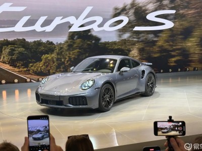 保时捷992.2代911 Turbos亮相，混动加持零百2.5秒，赛道街道两相宜