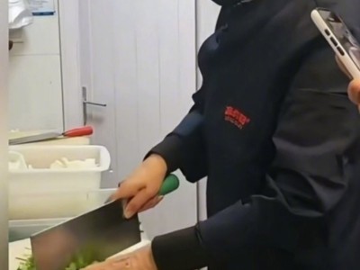 张兰麻六记后厨直播引争议：未持健康证且切菜前不洗手，话题冲上热搜