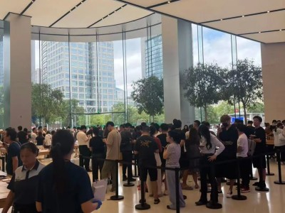 iPhone17发售首日现排队潮：黄牛加价、取货延迟，为何仍受追捧？