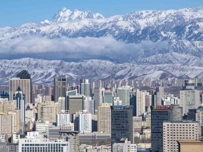 天山南北展新颜：从绿洲牧场到现代城镇，看新疆发展新篇章
