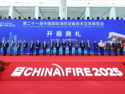 梅赛德斯 - 奔驰全系消防车型亮相 共绘中国消防产业升级新图景