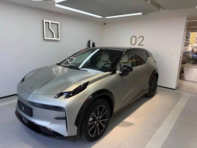 2026款极氪X实车曝光！双色车身配花瓣轮圈，内饰升级新增金砖电池版