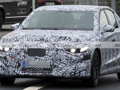 奔驰E级纯电版谍照流出！2027年亮相，续航超800公里或成新标杆