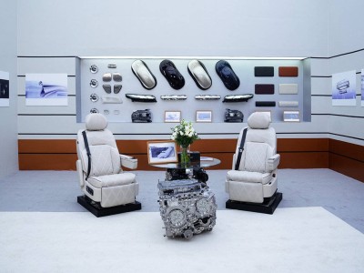 岚图泰山座舱首秀：AI座椅贴心服务、全景声场与全场景供电共筑中式豪华