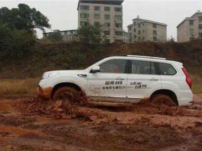 汽车陷入泥坑别慌！老司机分享实用妙招，助你轻松摆脱困境