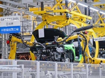 探秘赛力斯超级工厂：看机器人协同与产业大脑如何赋能中国智造