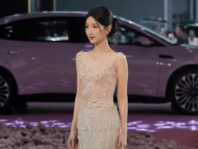 毛晓彤成都车展优雅现身，自然真诚尽显本真之美