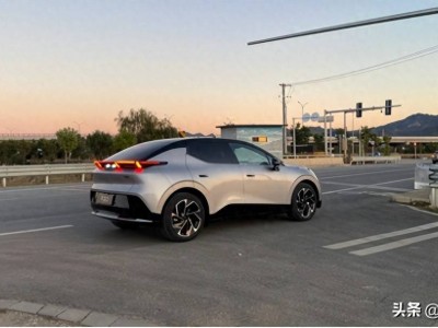 银色领克Z20街头现身，车漆配大轮毂引发是新品还是改装猜测