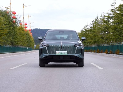 红旗HS6 PHEV“鸿鹄混动”显神威,满油满电创2327.343公里吉尼斯新篇