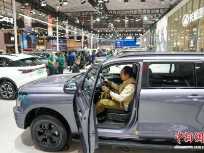 2025昆明国际车展开幕 市民踊跃观展体验 现场交流氛围热烈