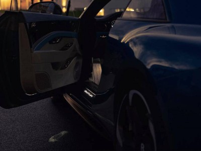 宾利再升级！40余万微镜助力，11秒定制迎宾灯光秀开启奢华新体验