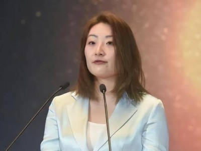 宗馥莉卸任娃哈哈董事长：退位非认输，新布局开启商业新博弈