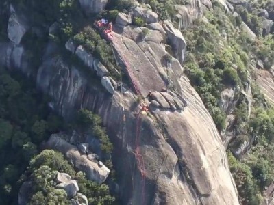 采药男子悬崖坠落200米被树接住 消防26小时救援助其脱险