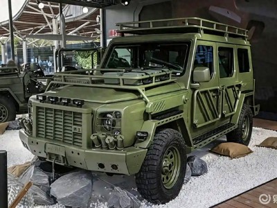 北京越野BJ81“战术方盒子”来袭,硬核改装一步到位,越野迷的福音