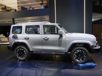 新款坦克300插混版：电池升级、电机提效，动力油耗有变值得选吗？