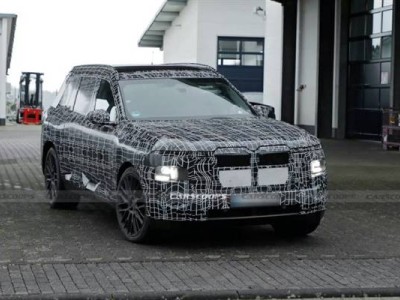 宝马全新X7谍照来袭:分体大灯配硬朗线条 轻混V8与纯电iX7齐亮相