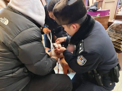 哈尔滨街头男子静脉曲张血管破裂，民警紧急救助并暖心提醒穿棉裤