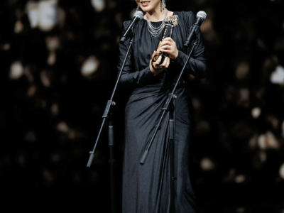 闫妮凭《小巷人家》首摘金莲花最佳女主 黑衣领奖尽显温柔大气