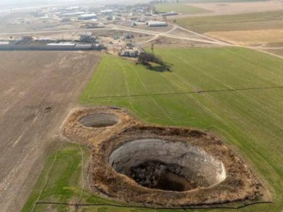 土耳其中部惊现近700个天坑！气候、地质与人类活动“合力”酿危机