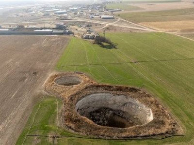 土耳其中部现近700个天坑：农田遭吞噬 潜在风险持续扩大