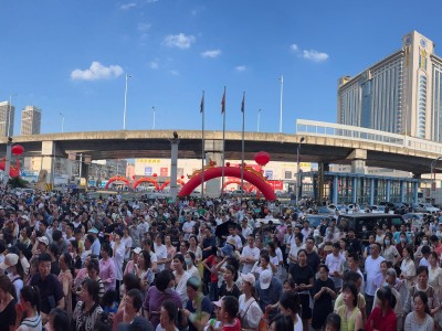 湘绣车模邂逅全球名车，万家丽一站式体验开启星城新生活