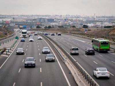 中国东西大动脉焕新升级，交通、能源、医疗等领域活力奔涌