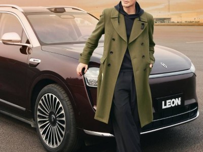 胡兵探访赛力斯工厂：亲测问界M9，科技豪华成精英“社交新宠”