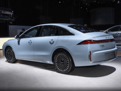 年底工薪族选车新选择！荣威M7 DMH空间大续航长，家用性价比之选