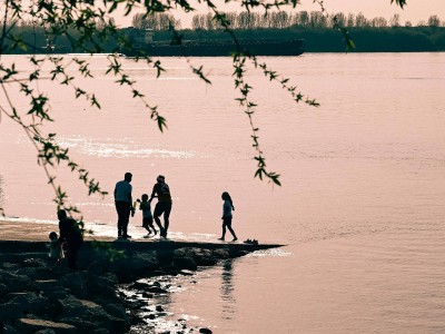 林俊杰母亲生日合照引关注，小21岁女友身份揭秘，年龄差恋情引热议