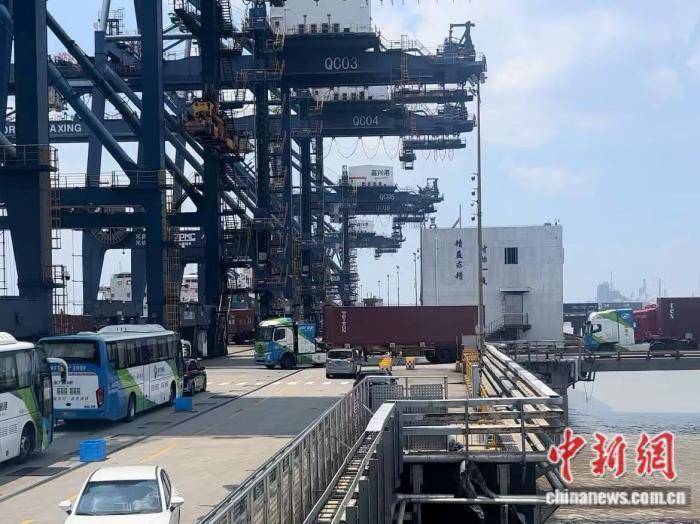 嘉兴港乍浦港区行驶的氢能车