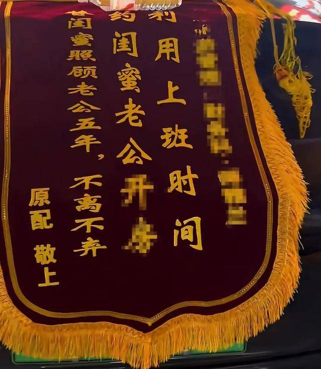 现场围观人群