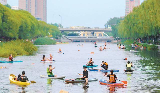 夏日亮马河上的水上运动
