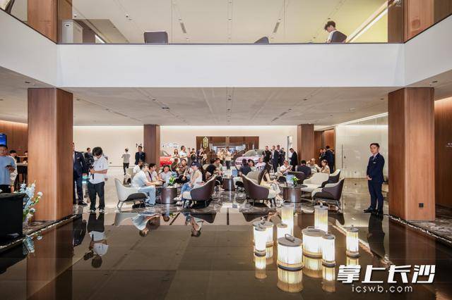 市民参观鸿蒙智行用户中心